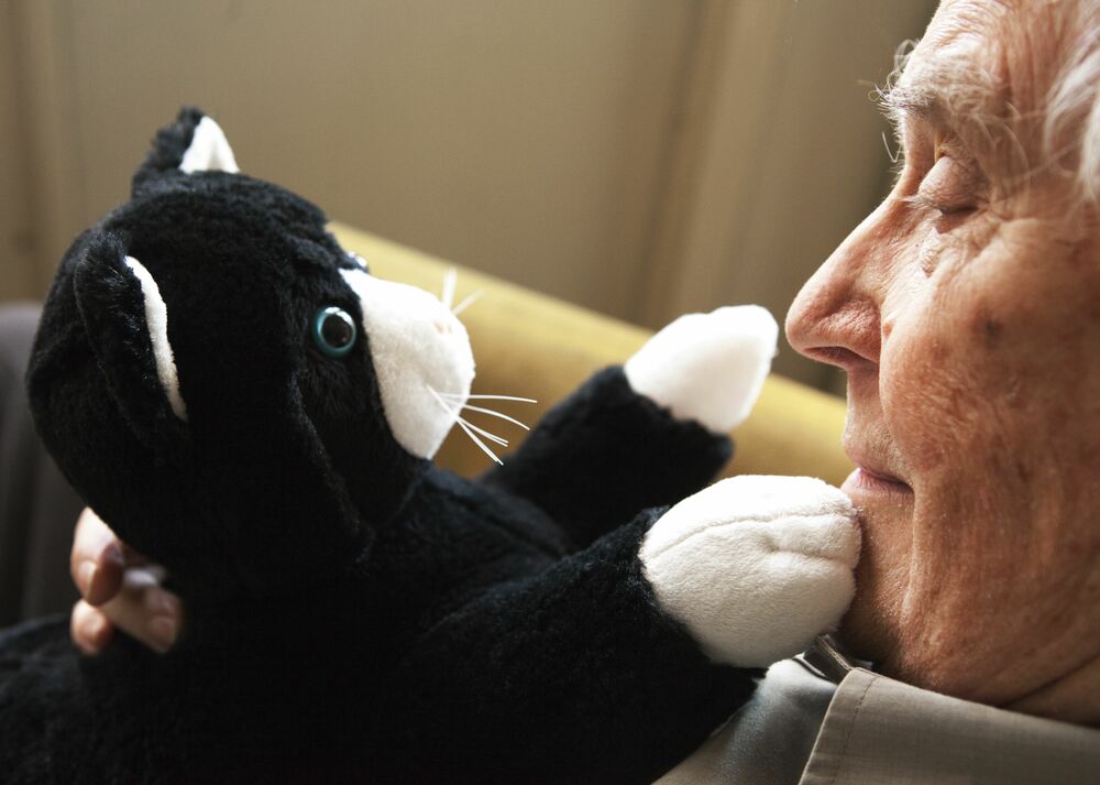 RobiCare Aktivkatzen können Menschen mit Demenz Freude und Beschäftigung bieten