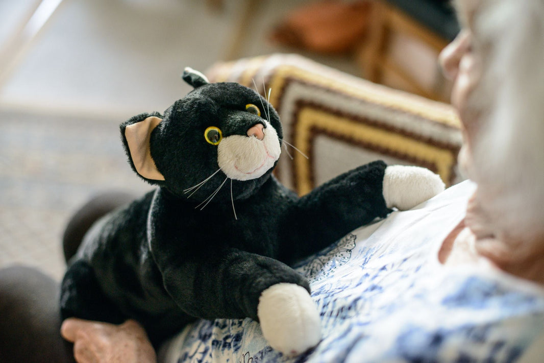 RobiCare Aktivkatzen sind speziell für Demenzkranke entwickelt worden. Sie schaffen positive Erinnerungen und Beschäftigung!
