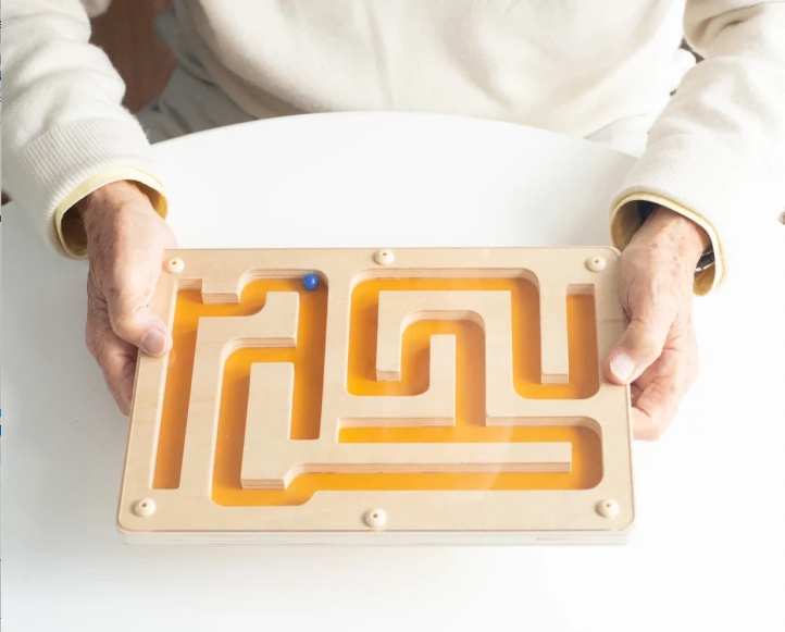 Kugel-Labyrinth, Geschicklichkeitsspiel, Murmel-Spiel für Menschen mit Demenz