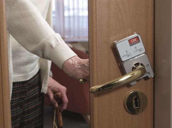 Türwächter über Klinke, Türüberwachung